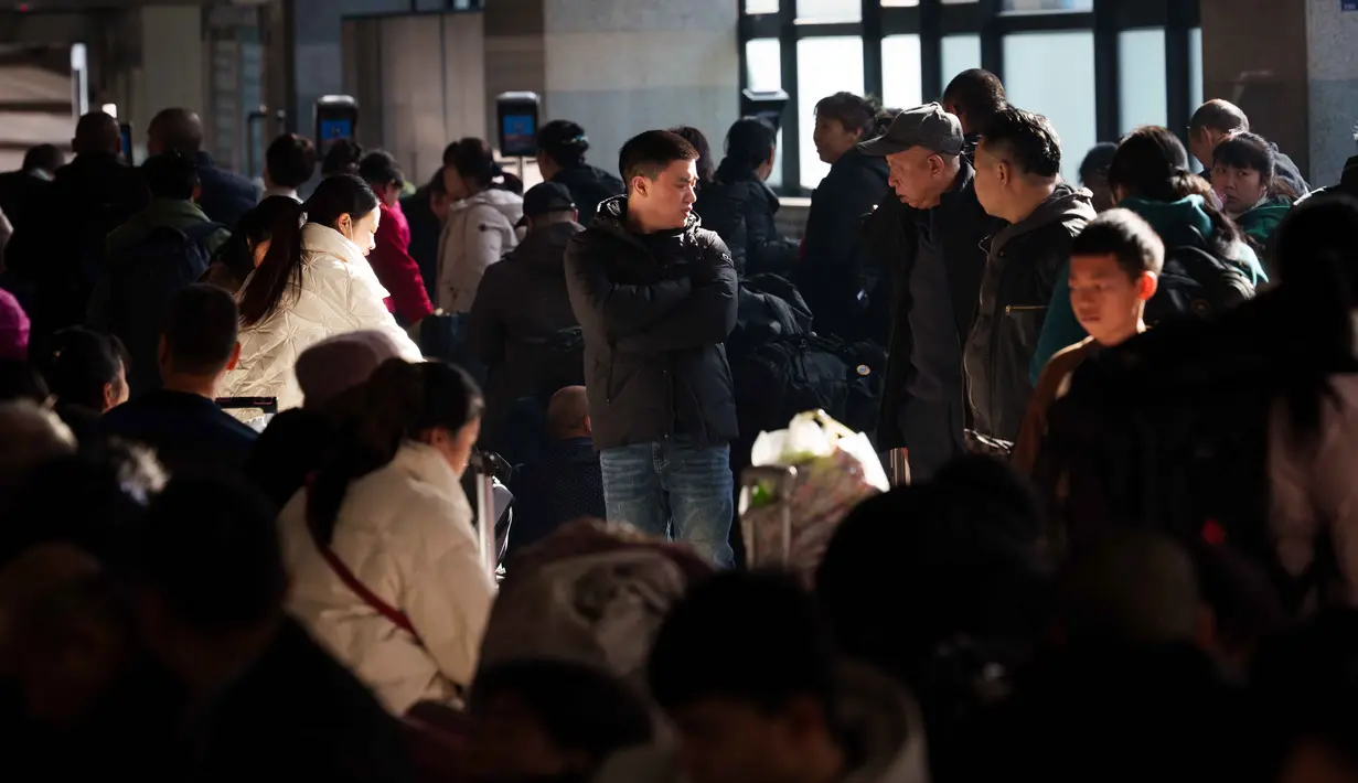 Hingga Sabtu (7/2/2026) pukul 08.00 waktu setempat, total 140 juta tiket kereta untuk arus mudik Festival Musim Semi atau Imlek yang sedang berlangsung habis terjual. Tampak dalam foto, orang-orang bergerak melalui stasiun kereta api yang ramai di Beijing, China, Selasa 10 Februari 2026. (AP Photo/Vincent Thian)