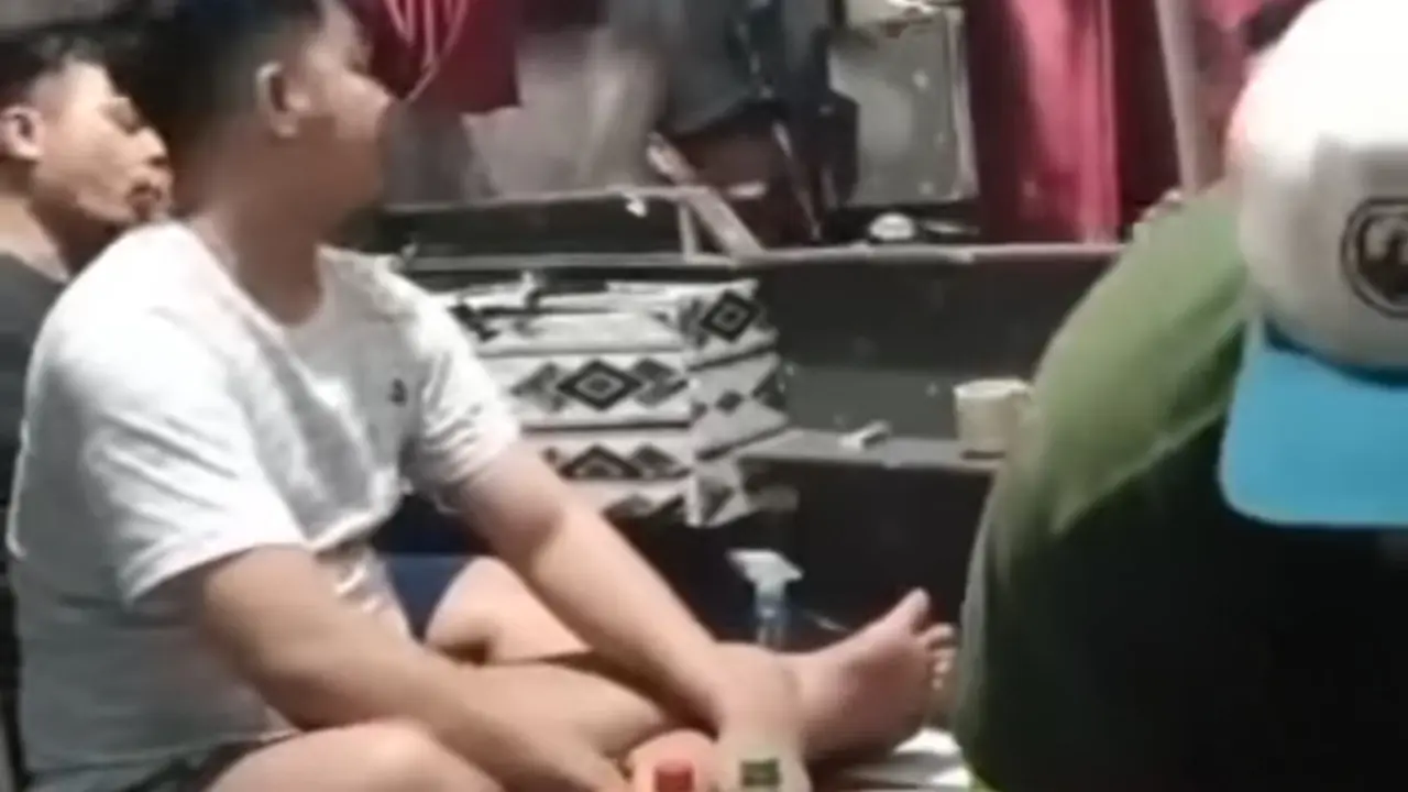 Tangkapan layar sejumlah tahanan Rutan Pekanbaru dugem di sel penjara.