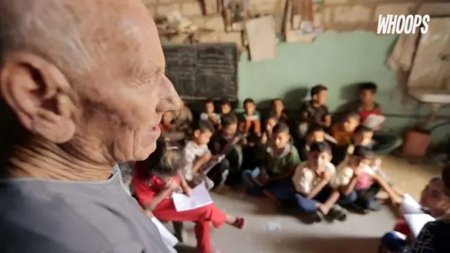 WHOOPS: Kakek Nasrani Ajarkan Anak-anak Muslim Menghafal Al Quran