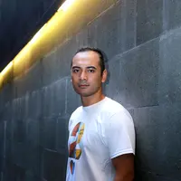 Ario Bayu menjadi salah satu wajah baru di film ‘Ada Apa Dengan Cinta 2’. Kehadiran sekuel AADC menjadi film yang ditunggu-tunggu remaja era awal 2000-an. (Galih W. Satria/Bintang.com)