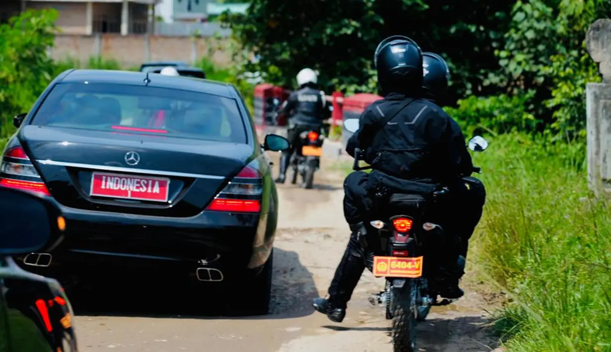 Menurut dia, pemerintah baru mengumpulkan data-data soal jalan-jalan rusak parah yang ada di kabupaten/kota maupun provinsi. Jokowi menyadari anggaran di provinsi dan kabupaten/kota hanya sedikit yang ditujukan untuk infrastruktur. (Foto: Laily Rachev - Biro Pers Sekretariat Presiden)