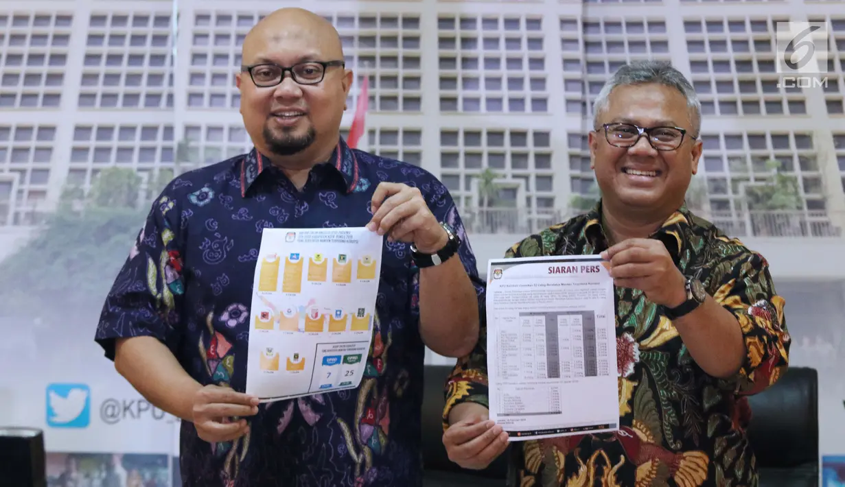 Ketua KPU RI, Arief Budiman (kanan) bersama Ilham Saputra merilis 32 Caleg Berstatus Mantan Terpidana Korupsi, Jakarta, Selasa (19/2). Hingga kini, tercatat 81 Caleg Berstatus Mantan Terpidana Korupsi dalam Pemilu 2019. (Liputan6.com/Helmi Fithriansyah)
