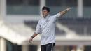 Pelatih Timnas Indonesia U-22, Indra Sjafri, memberikan instruksi saat latihan di Lapangan F Senayan, Jakarta, Jumat (15/11). Latihan ini persiapan jelang Sea Games 2019 Filipina. (Bola.com/Vitalis Yogi Trisna)