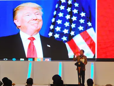 Presiden Joko Widodo meresmikan pembukaan Kompas 100 CEO Forum di Jakarta Convention Center (JCC), Kamis (24/11). Forum tersebut membahas langkah-langkah konkret memantapkan iklim investasi untuk mendorong pertumbuhan ekonomi. (Liputan.com/Angga Yuniar)
