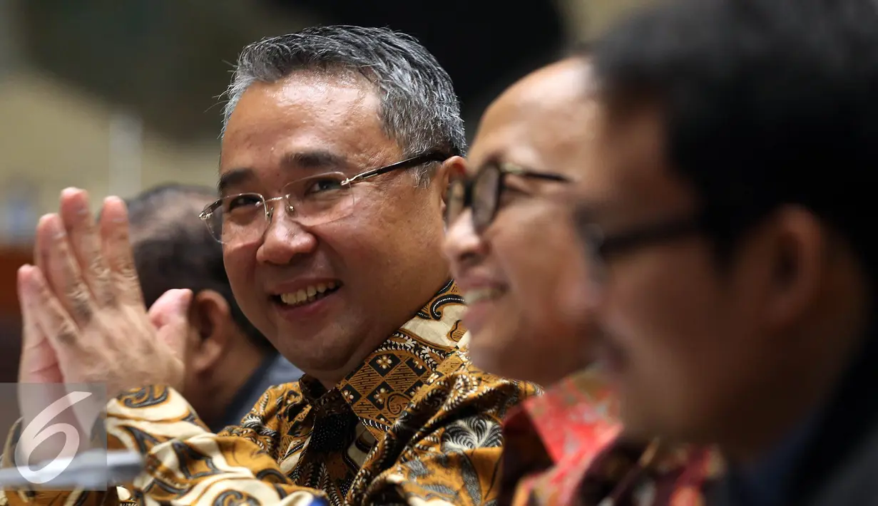 Mendes PDTT, Eko Sandjojo (tengah) saat mengikuti rapat di Komisi II DPR di Gedung Parlemen, Jakarta, Kamis (6/10). Mendes PDTT dan Komisi II membahas evaluasi pelaksanaan UU tentang Desa.(Liputan6.com/JohanTallo)