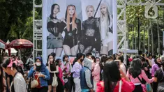 Fans mulai mengantre untuk menyaksikan Konser BLACKPINK di Stadion Utama Gelora Bung Karno (SUGBK), Jakarta, Sabtu (11/3/2023). Konser bertajuk "Born Pink" tersebut digelar dari selama 2 hari pada 11 - 12 Maret 2023. (Liputan6.com/Faizal Fanani)