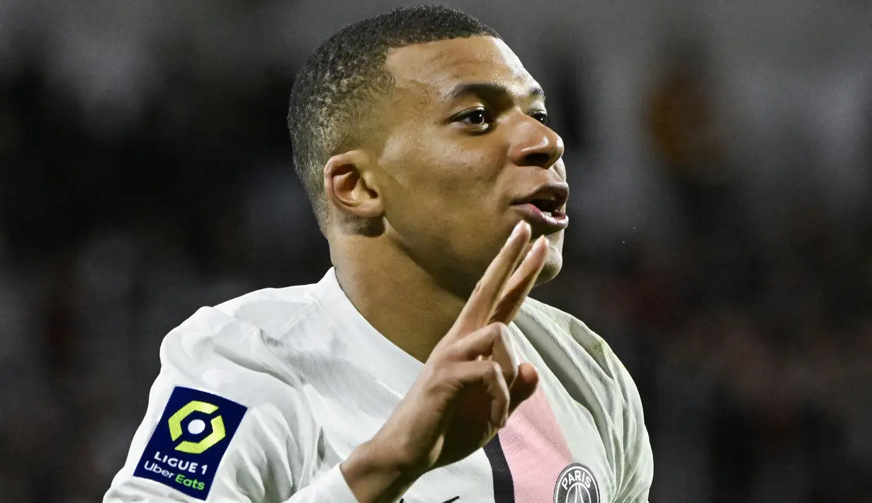 Enam menit kemudian, Mbappe resmi mencatatkan hattrick. Ia melepaskan tembakan melengkung di dalam kotak penalti dan tembakannya gagal dijangkau oleh Desmas. (AFP/Thierry Zoccolan)