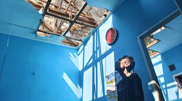 Rumah warga mengalami kerusakan parah di Kelurahan Sawangan Baru, Kecamatan Sawangan, Kota Depok. (Liputan6.com/Dicky Agung Prihanto)