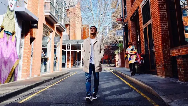 FOTO: Gaya Kasual Joe Taslim Saat Berlibur