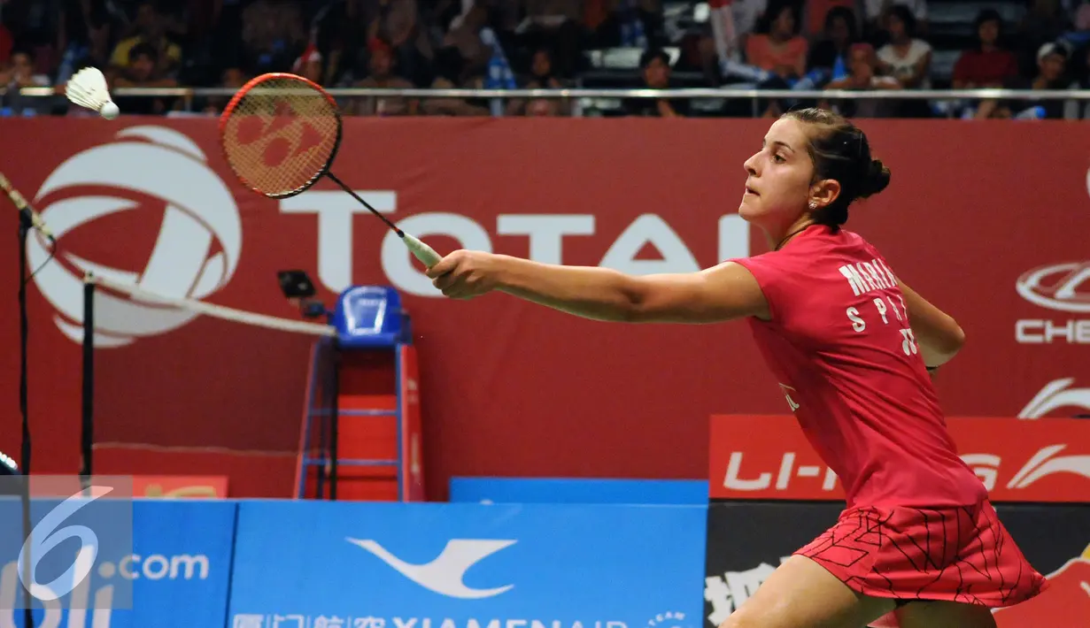 Pebulutangkis tunggal putri Spanyol, Carolina Marin mengejar bola saat berlaga lawan Tee Jing Yi  (Malaysia) di Total BWF Championships 2015 di Jakarta, Selasa (11/8/2015). Carolina Marin unggul 19-21, 21-14, 21-13. (Liputan6.com/Helmi Fithriansyah)