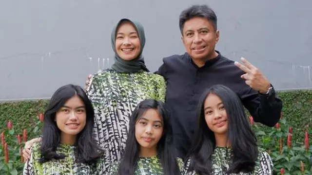 Alya Rohali bersama ketiga putrinya (Instagram/arohali)