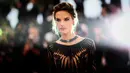 Model Alessandra Ambrosio berpose saat ia tiba menghadiri pemutaran film "BlacKkKlansman" selama Festival Film Cannes ke-71 di Prancis selatan (14/5). Model asal Brasil ini tampil seksi dengan deretan gaun seksi di acara tersebut. (AFP Photo/Venance Loic)