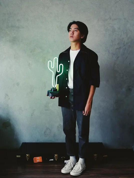 Bagi penggemar outfit monokrom, busana ala Iqbaal Ramadhan ini bisa kamu Tiru. Mengkombinasikan kemeja hitam polos dengan kaus putih, black pants, dan sneakers putih, penampilannya tampak simpel tapi tetap keren.(Liputan6.com/IG/@iqbaal.e)