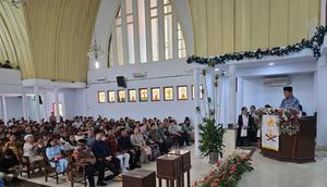 Menteri Agama Republik Indonesia (Menag RI) KH Nasaruddin Umar menghadiri perayaan Natal 2025 bersama Jemaat GMIM Sentrum Manado, Sulawesi Utara (Sulut) pada Kamis (25/12/2025). (Liputan6.com/Yoseph Ikanubun)