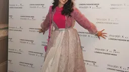 Tampil tampil bright dengan atasan pink turtleneck, dipadukan outer organza dan long skirt putihnya, penampilan Yasmin Napper ini curi perhatian. (FOTO: instagram.com/yasminnapper/)