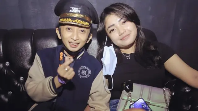 Punya Pacar, Ini 6 Momen Mesra Omo Kucrut 'Ceking' dengan Kekasih