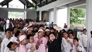 Ia juga tak melewatkan berkumpul dengan para santri yang ada di pesantren tersebut. Bahkan, ayah satu anak ini juga terlihat santai saat berfoto bersama para santri. (Liputan6.com/IG/@attahalilintar)