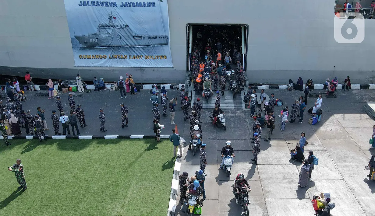 Foto udara pemudik motor yang menggunakan KRI Banda Aceh-593 tiba di Dermaga Komando Lintas Laut Militer (Kolinlamil), Tanjung Priok, Jakarta, Senin (15/4/2024). (Liputan6.com/Herman Zakharia)