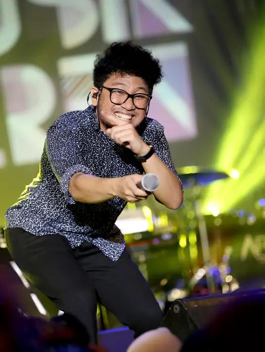 Ia mengaku terlalu sering membawakannya. Banyak kenangan tentang langu ini. Lagu 'Terlalu Lama Sendiri' ini sempat di tolak dan dikatakan tidak akan laku bagi penggemar. (Andy Masela/Bintang.com)