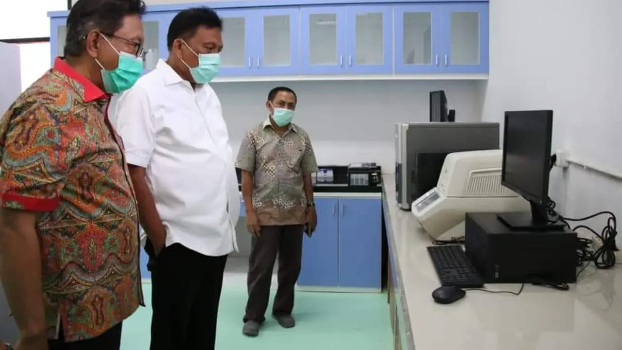 Gubernur Sulut Olly Dondokambey meninjau kesiapan Laboratorium Polymerase Chain Reaction (PCR) untuk Covid-19.