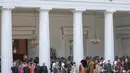 Suasana saat Presiden Joko Widodo melakukan hormat saat memimpin langsung upacara Hari Lahir Pancasila di Gedung Pancasila, Jakarta Pusat, Jumat (1/6). (Liputan6.com/Faizal Fanani)