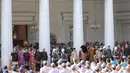 Suasana saat Presiden Joko Widodo melakukan hormat saat memimpin langsung upacara Hari Lahir Pancasila di Gedung Pancasila, Jakarta Pusat, Jumat (1/6). (Liputan6.com/Faizal Fanani)