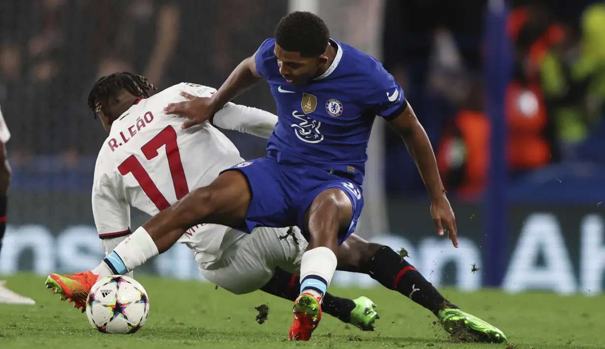 Penyerang AC Milan Rafael Leao berebut bola dengan bek Chelsea Wesley Fofana pada matchday ketiga Grup E Liga Champions 2022/23 di Stamford Bridge, Kamis (6/10/2022) dini hari WIB. Chelsea kini naik ke posisi dua Grup E dengan empat poin, unggul catatan head to head dari AC Milan di posisi ketiga yang mengoleki poin sama. (AP Photo/Ian Walton)