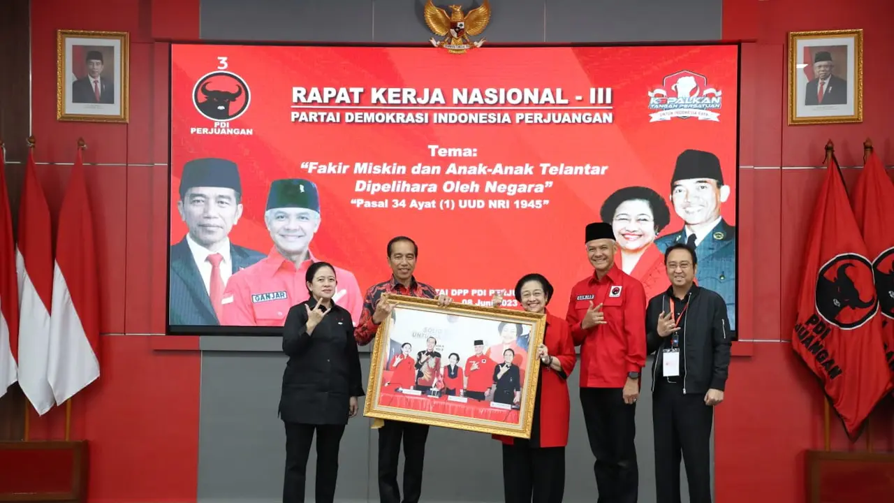 Ketua Umum DPP PDI Perjuangan (PDIP) Megawati Soekarnoputri menyerahkan foto peristiwa pengumuman Ganjar Pranowo, sebagai bakal capres di Istana Batu Tulis, Bogor, kepada Presiden RI Joko Widodo (Jokowi).