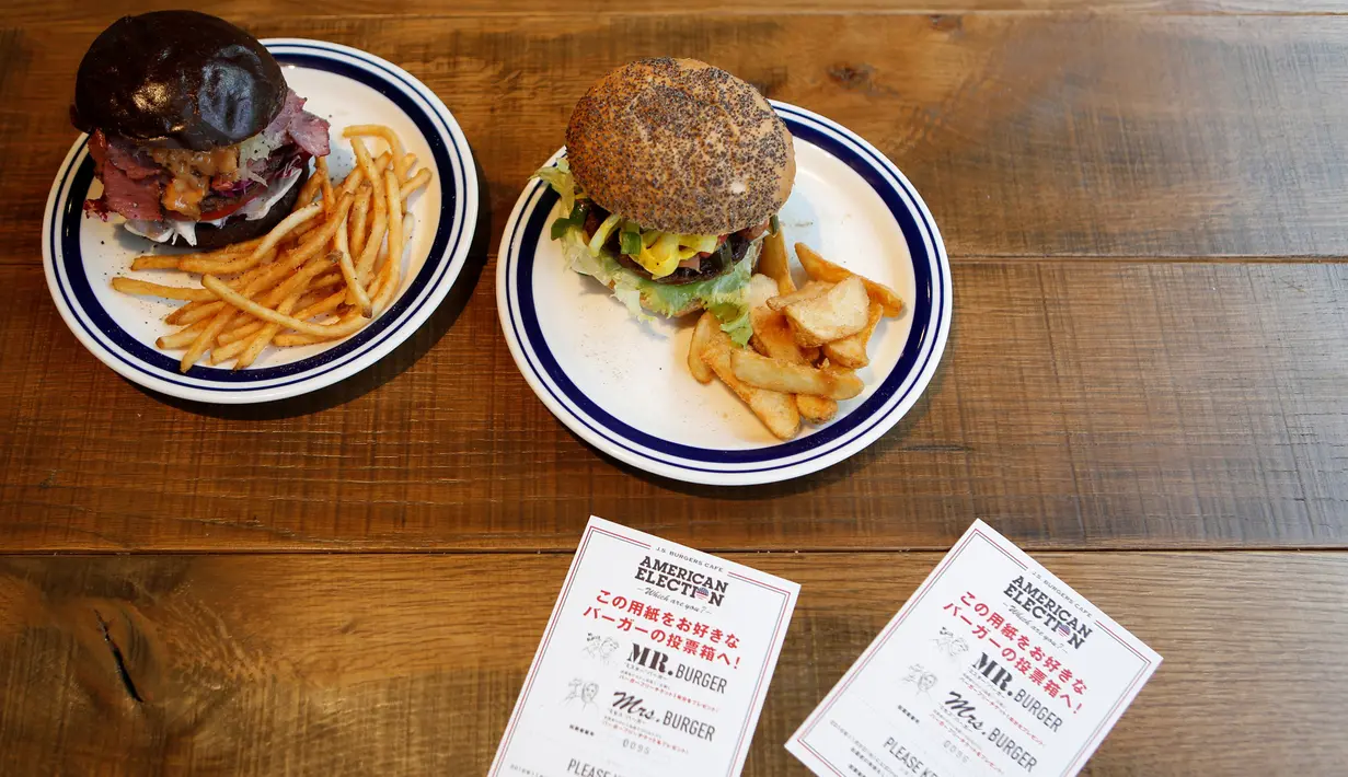 Mr. dan Mrs. Burger bertema Capres AS Donald Trump dan Hillary Clinton lengkap dengan kertas suaranya yang berada di J.S. Burgers Cafe, Tokyo, Jepang, (7/10). (REUTERS/Megumi Lim)