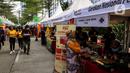 Warga memilih makanan saat mengunjungi stan UMKM Bazaar Kuliner di kawasan Jakarta, Minggu (26/6/2022). Bazar ini diselenggarakan dalam rangkaian perayaaan HUT ke-495 DKI Jakarta. (Liputan6.com/Johan Tallo)