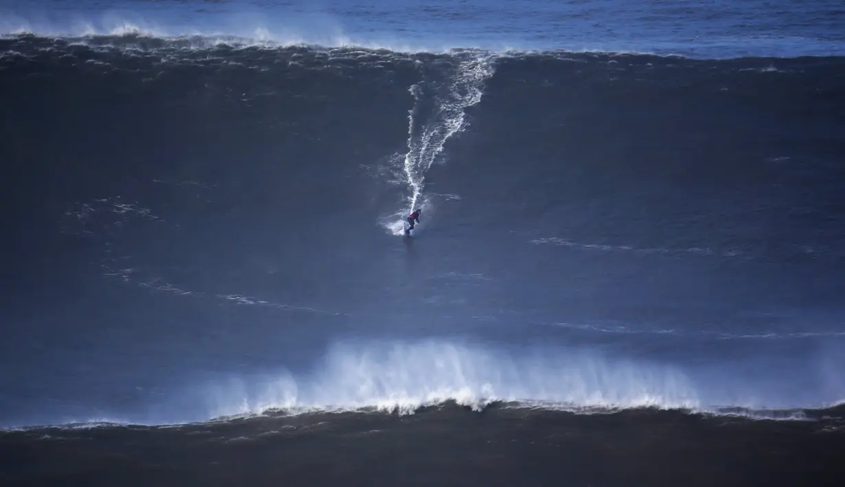 Peselancar asal Australia Jarryd Foster saat mencoba ombak raksasa di Praia do Norte, Nazare, Portugal, (19/2/16). Garrett McNamara membuat Praia do Norte terkenal setelah mencetak rekor dunia untuk ombak terbesar di dunia. (REUTERS/Rafael Marchante)