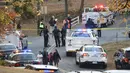 Seorang wanita membawa tiga orang anak menjauh dari lokasi kecelakaan bus sekolah di Chattanooga, Tennessee, Senin (21/11). Bus sekolah yang membawa sekitar 35 anak itu rusak setelah menabrak sebuah rumah. (Courtesy of Chattanooga Fire Dept/via REUTERS)
