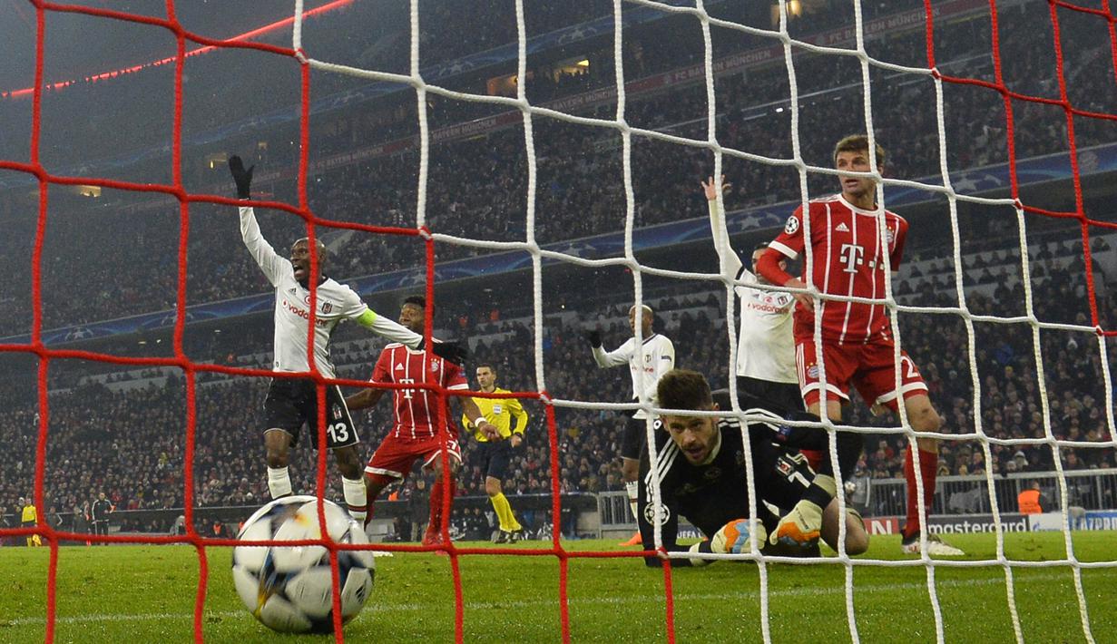 Proses terjadinya gol yang dicetak gelandang Bayern Munchen, Thomas Mueller ke gawang Besiktas pada laga Liga Champions di Stadion Allianz Arena, Munchen, Selasa (20/2/2018). Munchen menang 5-0 atas Besiktas. (AFP/John Macdougall)