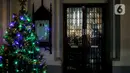 Jemaat yang sedang melaksanakan misa malam Natal terlihat dari balik pintu di Gereja Katedral, Jakarta, Selasa (24/12/2019). Untuk dekorasi, Gereja Katedral mengangkat tema 'Nusantara Merayakan Natal'. (Liputan6.com/Faizal Fanani)