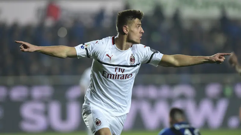 Striker AC Milan, Krzysztof Piatek, merayakan gol yang dicetaknya ke gawang Atalanta. (AFP/Miguel Medina)