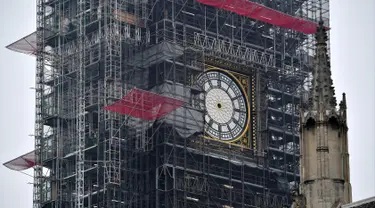 Kondisi jam Big Ben yang tidak ada jarumnya karena sedang dilakukan perbaikan dan pembersihan di London, Inggris (12/4). Kegiatan perbaikan dan pembersihan tersebut menjadi bagian dari renovasi besar menara Big Ben. (AFP Photo/Ben Stansall)