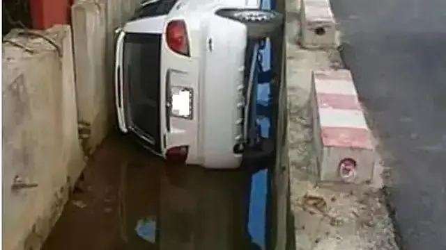 6 Potret Apes Mobil Masuk Selokan,