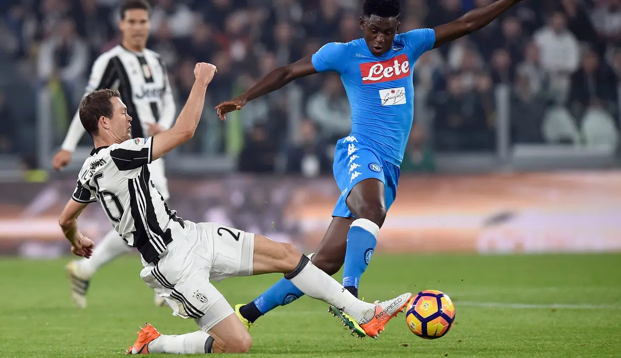Stephan Lichtsteiner mencoba menghalangi pemain Napoli, Amadou Diawara saat pertandingan liga Italia Seri A, Juventus menjamu Napoli di Stadion Juventus, Turin, Italia (29/10). Juve berhasil mengalahkan Napoli dengan skor 2-1. (Reuters/Giorgio Perottino)