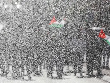 Pasukan Israel menembakan air saat bentrok dengan warga Palestina saat demontrasi menentang keputusan Presiden AS, Donald Trump yang menyetujui  Yerusalem sebagai ibu kota Israel di kota Bethlehem, Tepi Barat, (7/12). (AP Photo/Nasser Shiyoukhi)