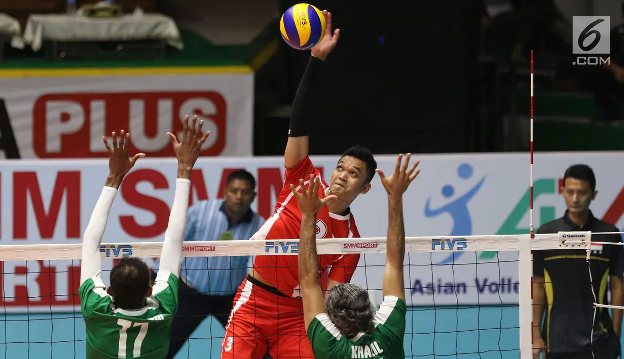 Pevoli putra Indonesia, Sigit Ardian melakukan smes saat melawan Arab Saudi di Kejuaraan Voli Asia 2017 ke-16 di GOR Tri Dharma, Gresik, Senin (24/7). Indonesia unggul 25-23, 25-21, 22-25, 26-24. (Liputan6.com/Helmi Fithriansyah)