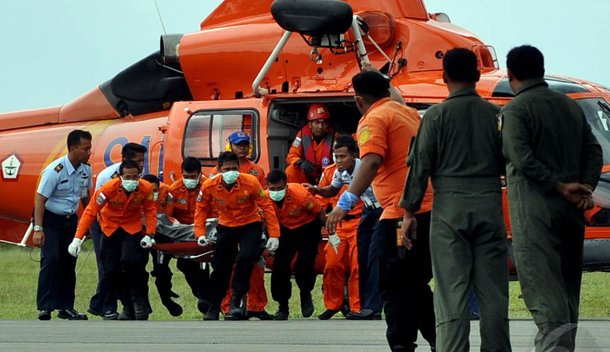 Dua jenazah penumpang pesawat AirAsia QZ8501 tiba di Lanud Iskandar, Pangkalan Bun, Kalteng, Rabu (31/12/2014). (Liputan6.com/Miftahul Hayat) 