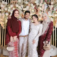 Kebaya yang dibuat oleh Berkat Kebaya ini dipadukan dengan kerudung yang disematkan bros. Shireen pun membawa handbag warna keemasan. [@shireensungkar]