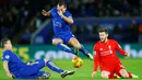 Perebutan bola antara pemain Leicester City dan Liverpool pada lanjutan Liga Inggris di Stadion King Power, Leicester, Rabu (3/2/2016) dini hari WIB. (Reuters/Darren Staples)