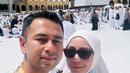 <p>Pasangan suami istri ini berpose bersama dengan latar belakang Ka'bah yang ber-ihram, menandakan musim haji telah tiba. (Foto: Instagram/ raffinagita1717)</p>