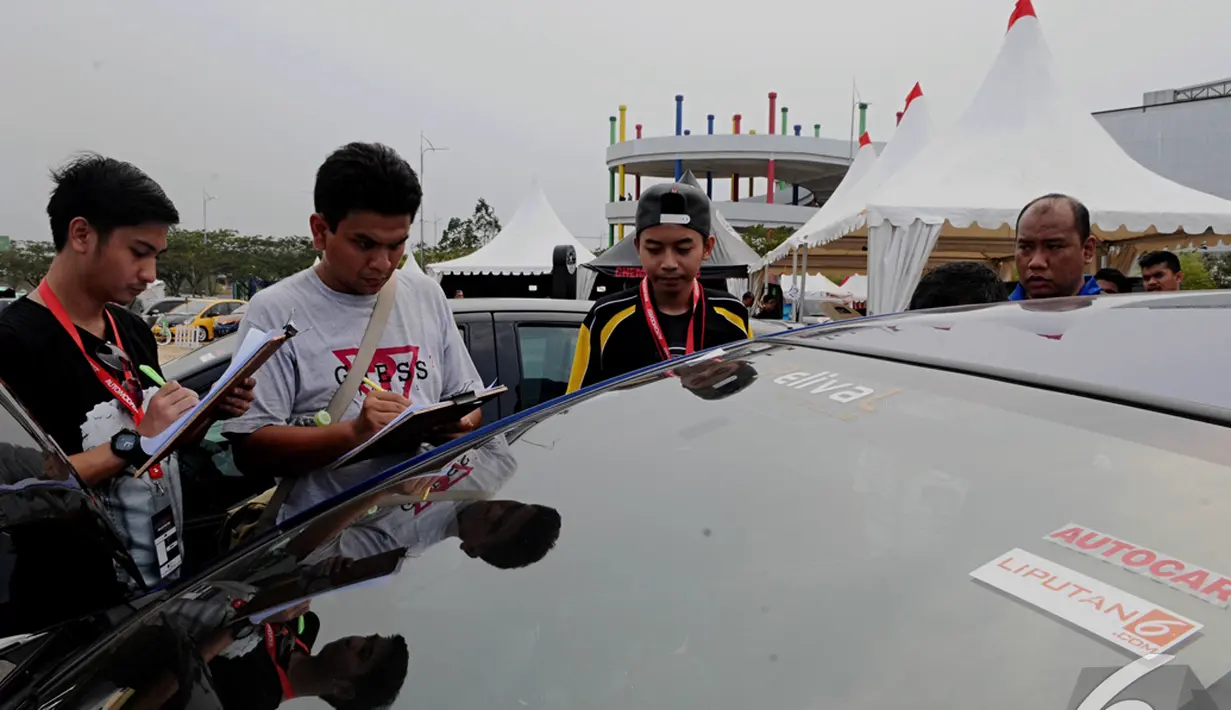Dewan juri sedang memperhatikan sebuah mobil yang ikut perlombaan kontest modifikasi mobil Automodfest 2014, Jakarta, Minggu (9/11/2014) (Liputan6.com/Andrian M Tunay)