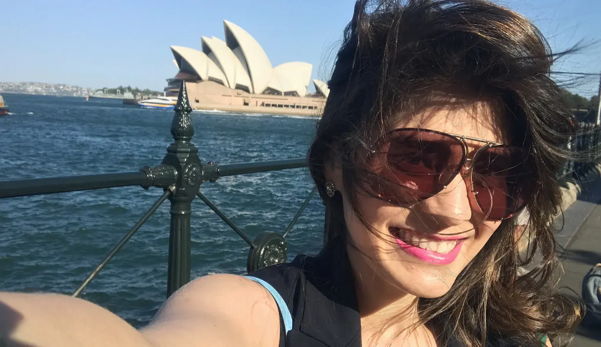 Nah, kali ini kacamata yang diapkai Carissa benar-benar melindunginya dari silau matahari. Lihat saja, ia sedang berada di kawasan yang terik dan sepertinya sedang berada di tepi pantai. (Instagram/carissa_puteri)