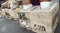 Kondisi kaki sejumlah Petani Kendeng, Pati yang disemen saat menggelar aksi di depan Istana Negara, Jakarta, Selasa (14 /3). Pada aksi ini di hari kedua ini jumlah petani yang mencor kakinya bertambah menjadi sebelas orang. (Liputan6.com/Helmi Afandi)