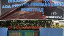 Spanduk pengumuman penutupan sementara Ruang Publik Terpadu Ramah Anak (RPTRA) Krendang, Tambora, Jakarta, Kamis (25/10). RPTRA Krendang terpaksa ditutup sementara akibat proyek pemasangan dinding turap Kali Duri. (Merdeka.com/Iqbal Nugroho)