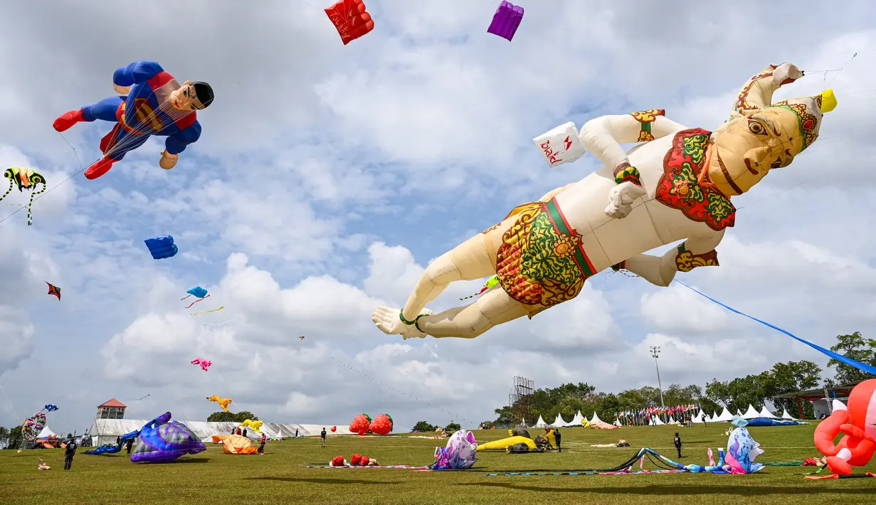 Para peserta menerbangkan layang-layang mereka selama Festival Layang-Layang Dunia Pasir Gudang ke-25 di Bukit Layang-Layang di negara bagian Johor, Malaysia, pada 24 Februari 2023. Festival ini dilanjutkan kembali setelah 3 tahun terhenti karena pandemi Covid-19. (AFP/Roslan Rahman)
