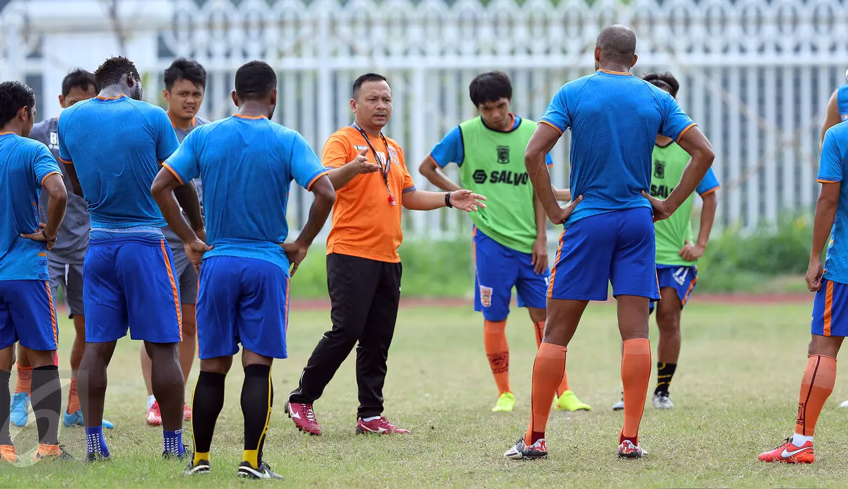 Pelatih PBFC, Ricky Nelson (tengah) memberi arahan jelang latihan di lapangan atletik Stadion Pakansari, Kab Bogor, Jumat (10/3). PBFC akan melakoni laga final Piala Presiden 2017 melawan Arema FC pada Minggu (12/3). (Liputan6.com/Helmi Fithriansyah)